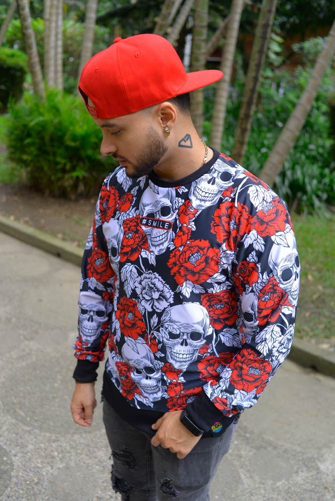 Buso estampado con flores rojas y calaveras