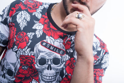 Camiseta calaveras rosas